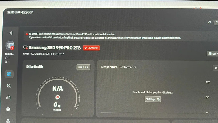 Chỉ đến khi cài đặt Samsung Magician, phần mềm chính hãng của Samsung, ổ SSD mới bị xác định là hàng giả.