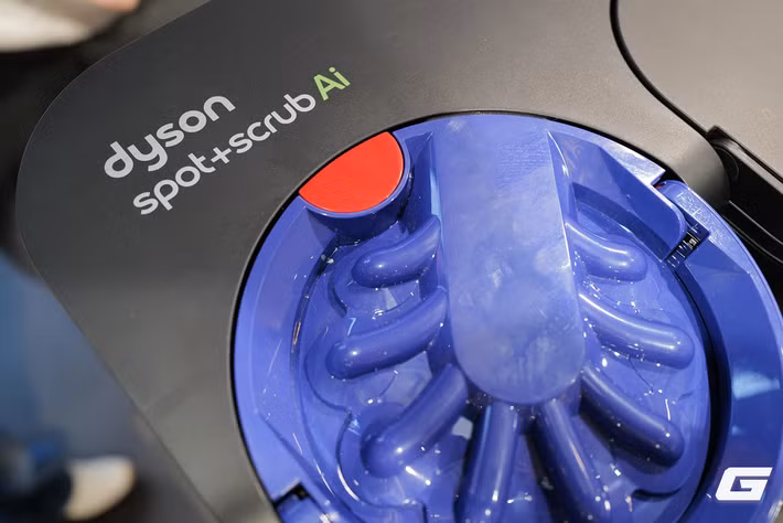 Ở khía cạnh phần cứng, robot kết hợp hút bụi và lau sàn trong cùng một hệ thống với đầu lăn microfibre tự làm sạch bằng nước nóng, đảm bảo bề mặt luôn được xử lý bằng nước sạch.(Ảnh: Genk)