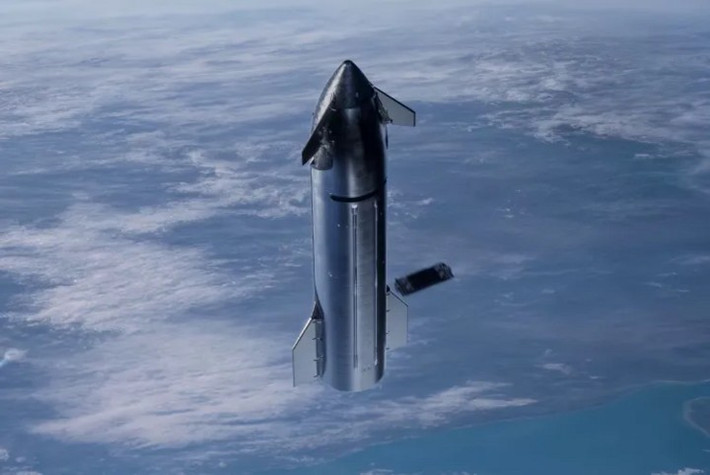 Giải pháp mà ông đưa ra là chuyển những hệ thống tiêu tốn tài nguyên này lên không gian, nơi có năng lượng Mặt trời gần như vô hạn. (Ảnh: SpaceX)