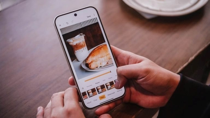 Máy được định vị trong nhóm flagship cận cao cấp, tập trung vào hiệu năng, thiết kế và giải trí.