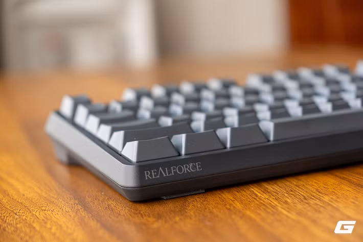 Realforce R4 được phát triển bởi Topre, thương hiệu nổi tiếng với triết lý shokunin đặc trưng của Nhật Bản, nơi mọi chi tiết đều được mài giũa kỹ lưỡng để tạo ra một công cụ làm việc ổn định thay vì chạy theo xu hướng flashy hay thông số gây chú ý trên mạng xã hội.(Ảnh: Genk)