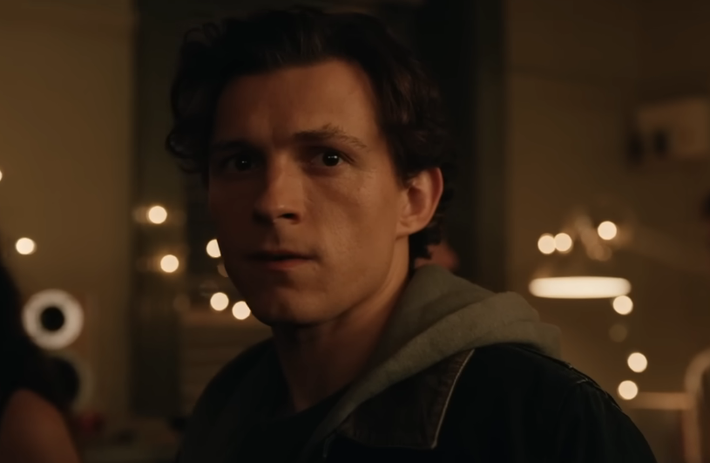 Dù vậy, tranh luận xoay quanh chiếc Z Flip vẫn giúp bộ phim “hâm nóng” sự chú ý trước ngày ra rạp.