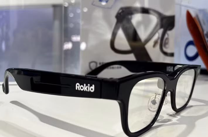 Cộng đồng mạng cũng lo ngại nguy cơ kính AI bị lạm dụng quay lén, đặt ra nhiều câu hỏi về an toàn và tính thực tiễn.