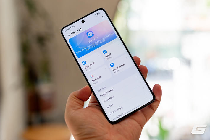Điểm trừ là máy không hỗ trợ 5G và vỏ nhựa thay vì kính hoặc kim loại.(Ảnh: Genk)