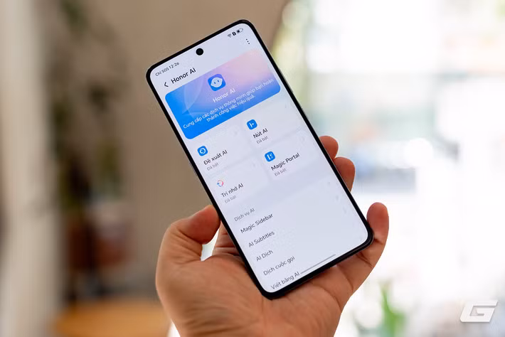 Điểm trừ là máy không hỗ trợ 5G và vỏ nhựa thay vì kính hoặc kim loại.(Ảnh: Genk)
