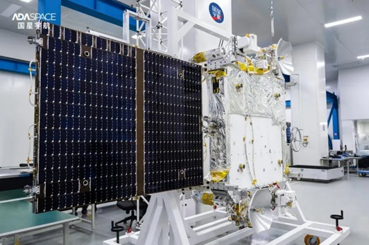 Vệ tinh kết nối bằng tia laser, trong đó có thiết bị dò tia X để nghiên cứu vũ trụ sâu. (Ảnh: Data Center Dynamics)