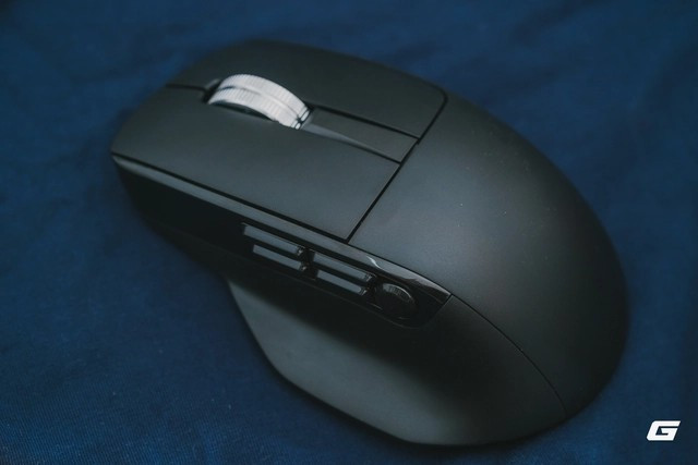 Thay vì chạy theo RGB hay yếu tố gaming, sản phẩm này hướng thẳng tới người dùng làm việc cường độ cao như dân văn phòng, lập trình viên và người sáng tạo nội dung.(Ảnh: Genk)