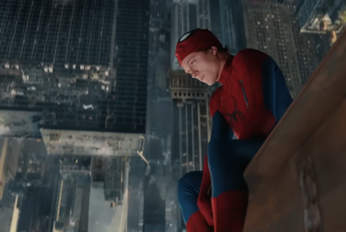 Tuy nhiên, điều gây tranh cãi hơn lại nằm ở cách nhân vật sử dụng chiếc điện thoại gập.