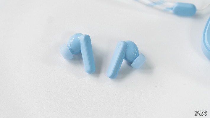 Tai nghe này dùng Bluetooth 5.3, pin 30 giờ, hướng tới trải nghiệm nghe “đã tai” cho nhạc và video. (Ảnh: Vatvostudio)