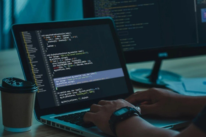 Ông cho rằng viết code không còn là lợi thế duy nhất, mà cần biết dùng AI để tăng năng suất.