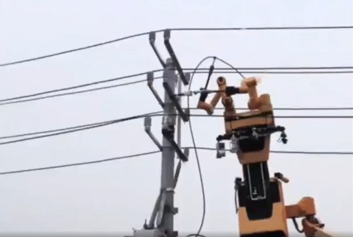 Hệ thống định vị thông minh giúp nó hoạt động an toàn trong môi trường dây rợ phức tạp.