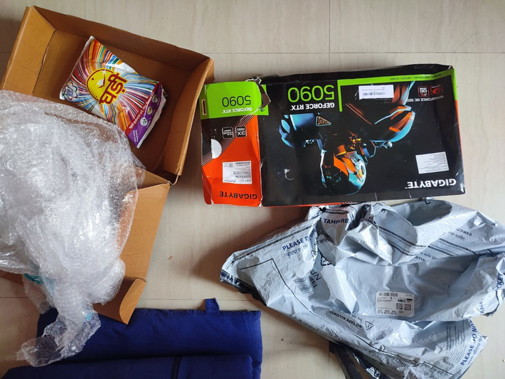 Vụ việc xảy ra khi người dùng Harsh Raj đặt mua RTX 5090 Windforce OC 32 GB qua chương trình Fulfilled by Amazon. Khi mở hộp, anh chỉ thấy một gói bột giặt Ghari.