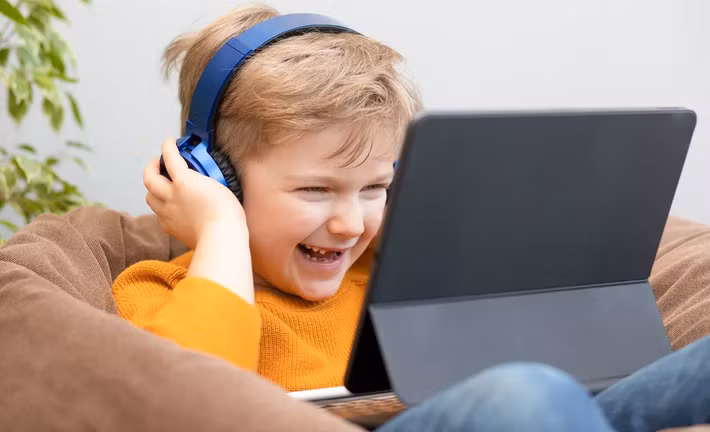 Giới chuyên gia cho rằng “dọn rác AI” không chỉ đơn thuần là xóa vài video phản cảm mà còn là cuộc chiến nhằm thay đổi cách thuật toán vận hành, tăng trách nhiệm của các nền tảng số và bảo vệ trẻ em trước một môi trường Internet ngày càng bị nội dung AI giá rẻ chi phối.
