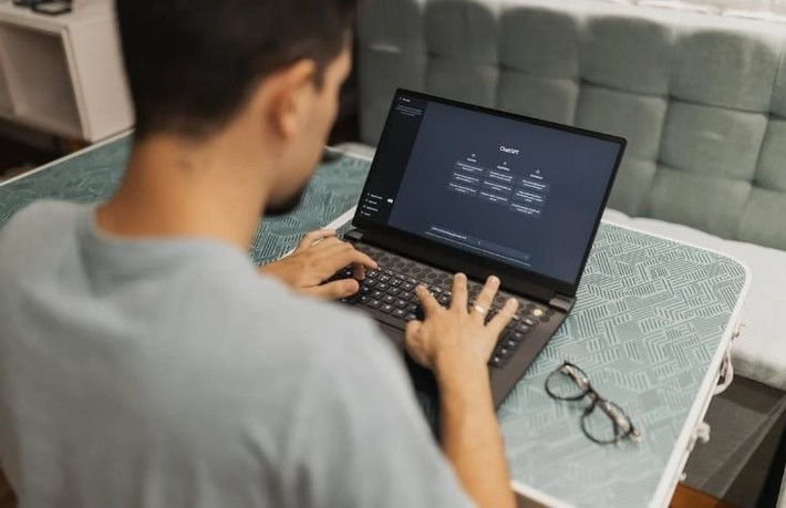 Trong đó, Writing chiếm tới 40% và chủ yếu là chỉnh sửa, dịch thuật, tóm tắt văn bản.