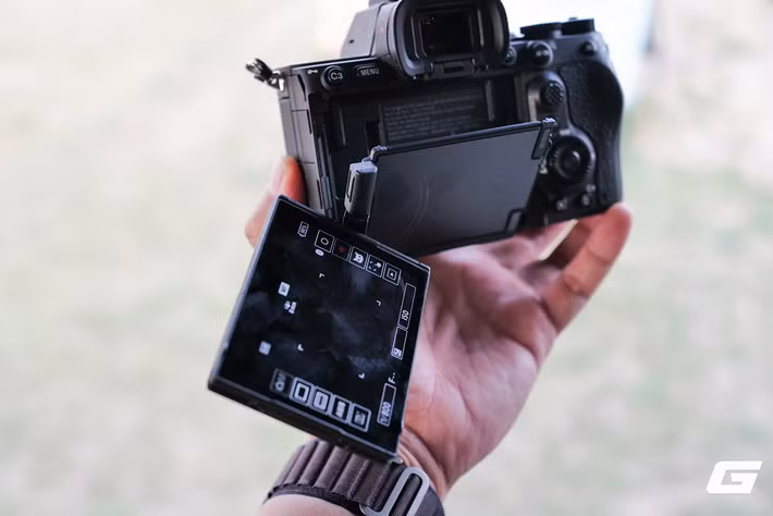 Khả năng quay video cũng là điểm nhấn lớn khi Alpha 7R VI hỗ trợ quay 8K 30p oversampling từ dữ liệu 8,2K cùng chế độ 4K 120p toàn khung hình không crop, đi kèm hệ thống tản nhiệt mới cho phép ghi hình liên tục tới 120 phút.(Ảnh: Genk)