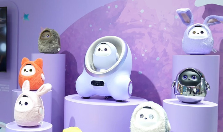 TCL giới thiệu robot đồng hành AiMe biết chớp mắt, nhận diện cảm xúc và điều khiển thiết bị gia dụng.