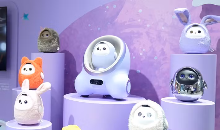 TCL giới thiệu robot đồng hành AiMe biết chớp mắt, nhận diện cảm xúc và điều khiển thiết bị gia dụng.