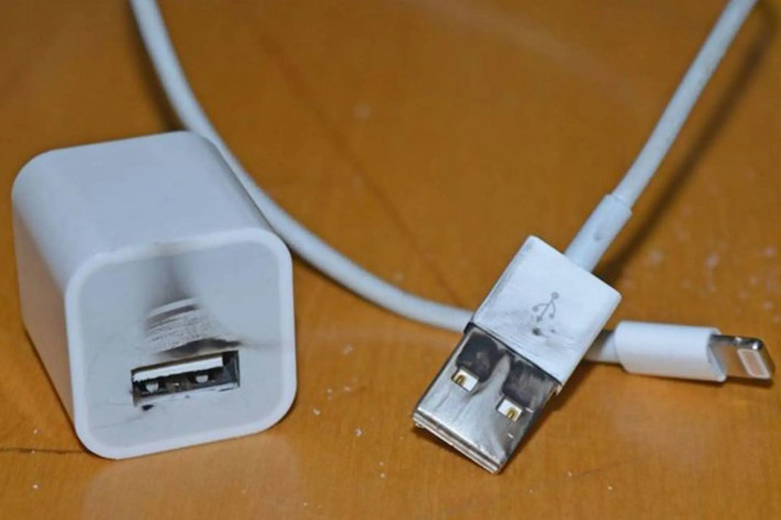 Đặc biệt, hạn chế dùng phụ kiện sạc kém chất lượng vì dễ gây cháy nổ khi điện chập chờn.