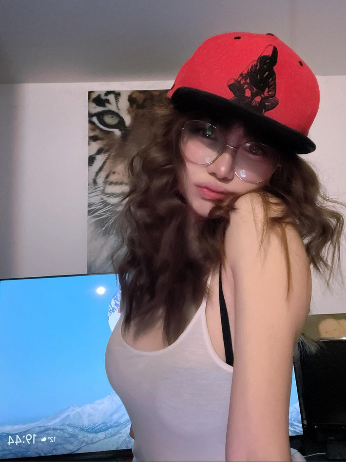 Thay vì chú ý đến góc chơi game, người xem lại bị hút bởi nhan sắc của cô nàng.