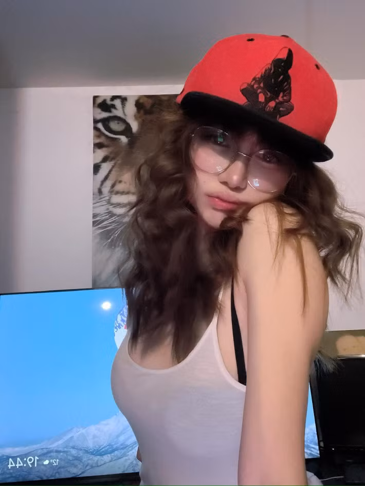 Thay vì chú ý đến góc chơi game, người xem lại bị hút bởi nhan sắc của cô nàng.