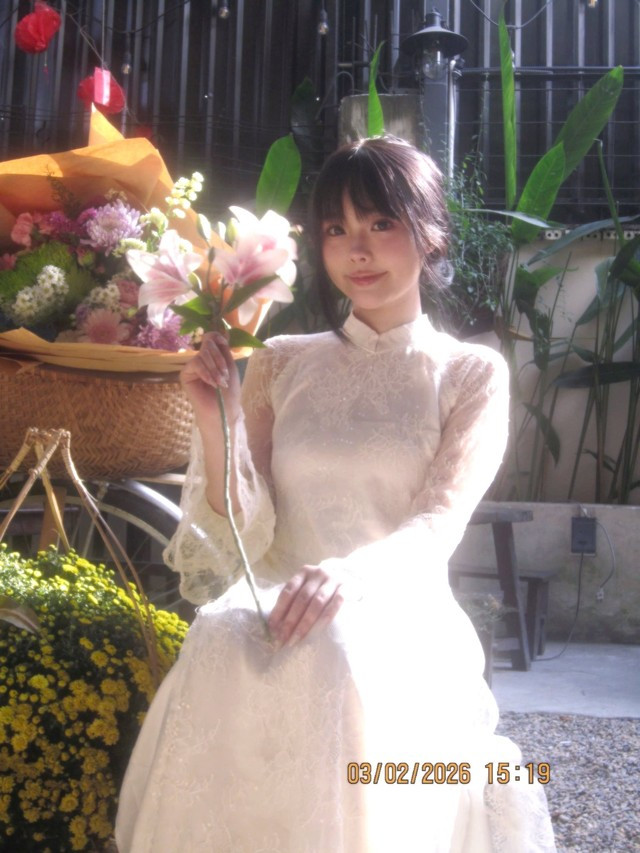 Mới đây, MC Yoonsul đã đăng tải loạt ảnh mới trong trang phục áo dài trắng trên trang cá nhân và nhanh chóng thu hút sự chú ý của người hâm mộ.