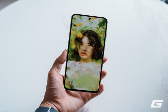 Camera AI của Galaxy A56 5G cũng được đánh giá cao khi hỗ trợ quay video 4K cả camera trước lẫn sau, điều hiếm thấy ở phân khúc này.(Ảnh: Genk)