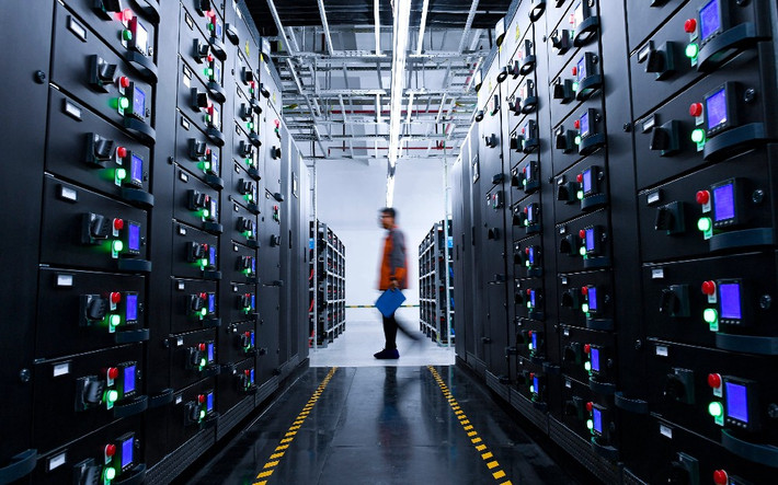 Trong lúc tìm lời giải dài hạn, nhiều địa phương phía tây dùng chính sách điện giá rẻ để hút đầu tư, dù rủi ro trợ giá ngắn hạn vẫn hiện hữu.