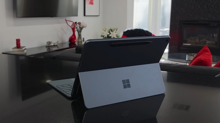 Đến đời Surface Pro 2025, Microsoft mới chính thức bỏ hoàn toàn phần kê tay Alcantara.
