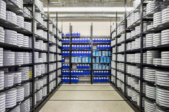 Dữ liệu tồn tại bền bỉ hàng nghìn năm, không cần điện năng hay bảo trì.