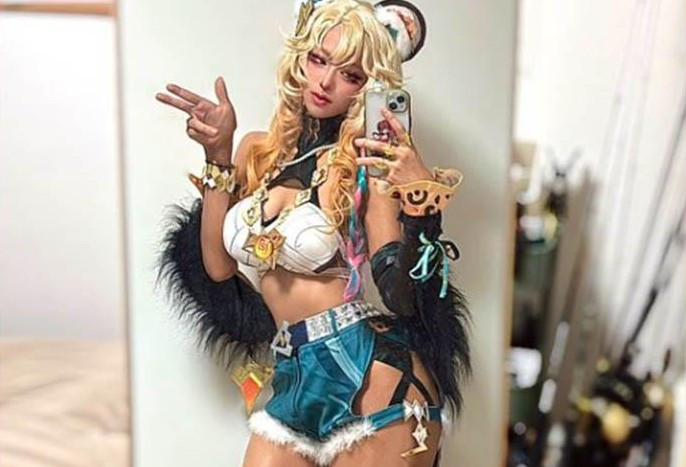 Việc cô trang điểm để mô phỏng màu da nhân vật nhanh chóng vấp phải chỉ trích từ một bộ phận khán giả phương Tây.