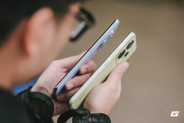 Máy gây chú ý với thiết kế cong hai cạnh hiện đại, thân máy mỏng và nhẹ hơn, dù vẫn tạo ra không ít tranh cãi về trải nghiệm cầm nắm.(Ảnh: Genk)