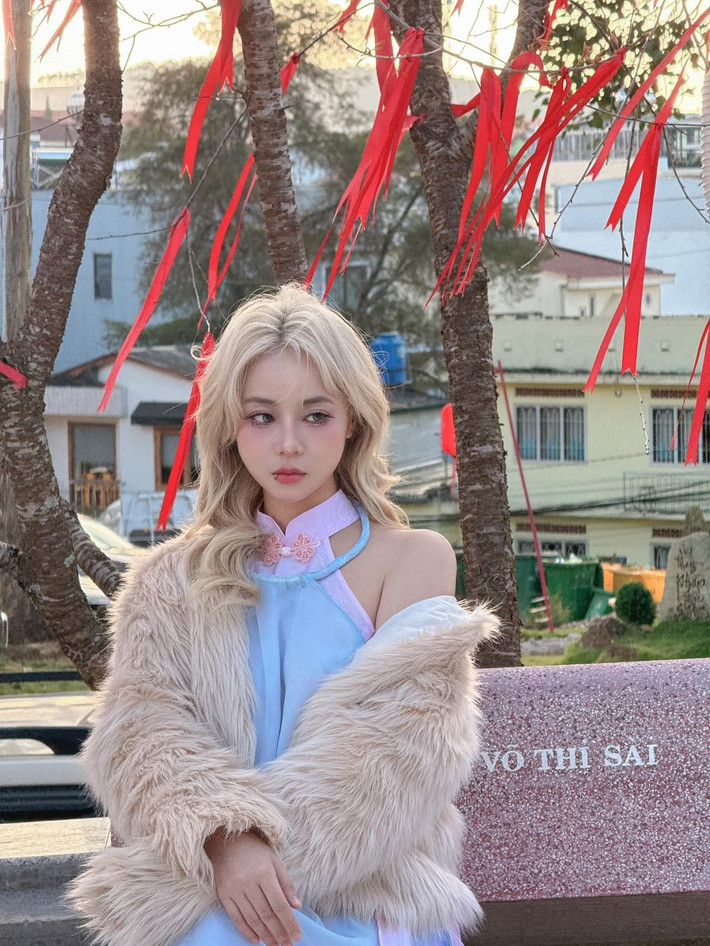 Trang phục giúp cô nàng tôn lên đường cong gợi cảm, đồng thời thể hiện vẻ đẹp trưởng thành và cuốn hút.