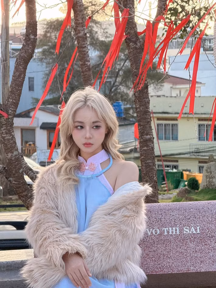 Trang phục giúp cô nàng tôn lên đường cong gợi cảm, đồng thời thể hiện vẻ đẹp trưởng thành và cuốn hút.