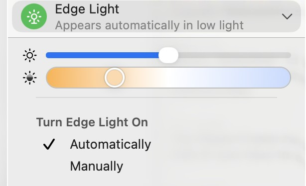 Thay vì yêu cầu người dùng sắm thêm đèn ring light, Apple tận dụng chính màn hình Mac để tạo nguồn sáng mềm chiếu trực diện vào khuôn mặt.