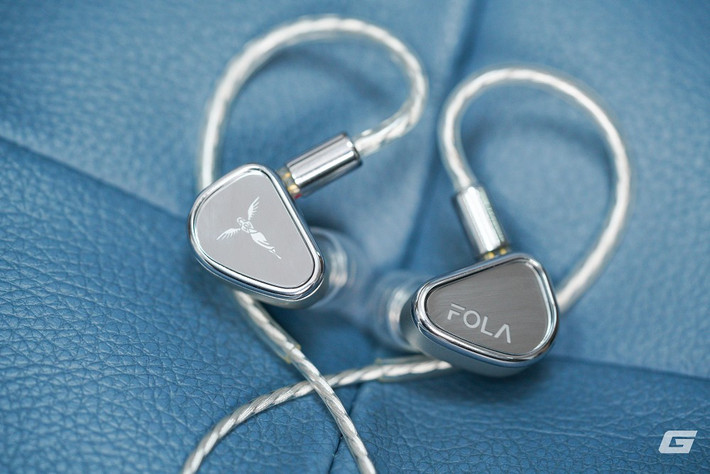 Chất âm được tinh chỉnh linh hoạt với các preset như Default, Balance, Natural hay Pop, phù hợp cho cả nghe nhạc lẫn chơi game.