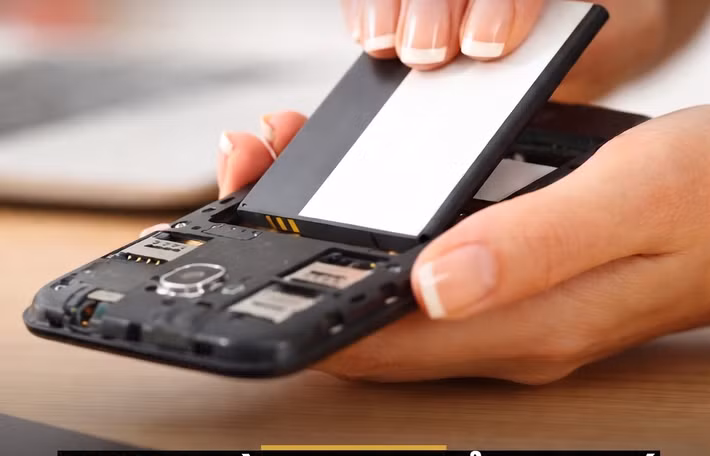 Quy định EU 2023/1542 yêu cầu smartphone và tablet phải cho phép người dùng tự thay pin từ năm 2027 đang gây tranh luận lớn trong giới công nghệ.