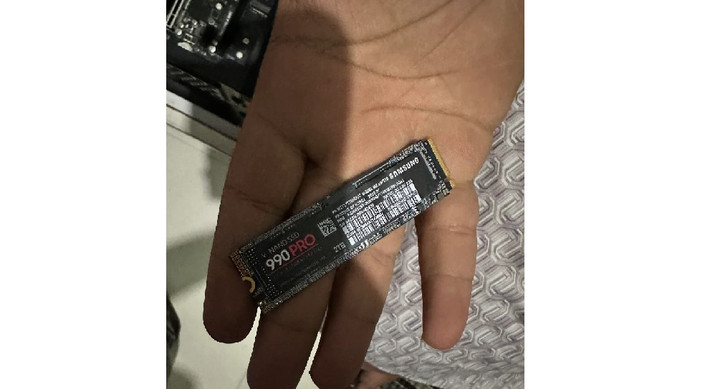 Một người dùng Reddit chia sẻ đã mua ổ SSD Samsung 990 PRO 2TB với giá chỉ bằng khoảng hai phần ba giá thị trường.