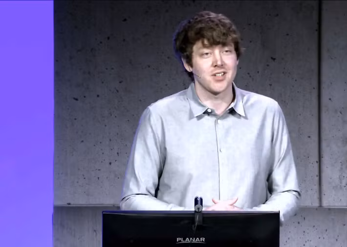 Ông Charles Lamanna, Phó Chủ tịch điều hành Microsoft phụ trách Copilot và nền tảng AI, cho biết nhiều khách hàng đang thực hiện hàng trăm tác vụ AI mỗi tuần, giúp nâng cao năng suất đáng kể nhưng đồng thời cũng khiến hóa đơn tính theo token tăng lên mức rất cao.