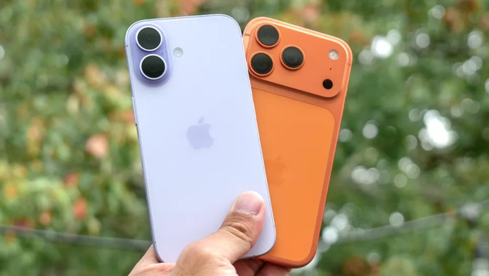 iPhone 17 ra mắt với mức giá từ 24,99 triệu đồng, rẻ hơn 10 triệu so với iPhone 17 Pro nhưng vẫn sở hữu nhiều điểm tương đồng đáng kinh ngạc.