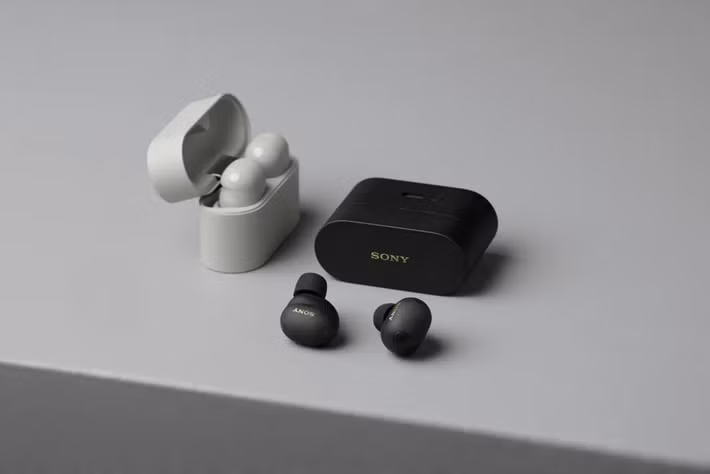Trong khi đó, Sony WF-1000XM6 được nhiều chuyên gia đánh giá là một trong những mẫu tai nghe True Wireless đáng mua nhất hiện nay dành cho những người thực sự yêu âm nhạc, nhờ khả năng tái tạo âm thanh chi tiết, cân bằng và giàu cảm xúc trên nhiều thể loại từ acoustic, jazz đến EDM hay nhạc pop hiện đại.