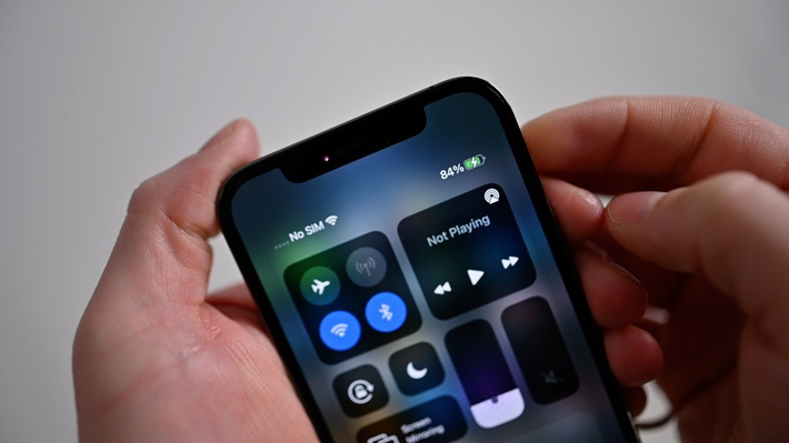 Nguyên nhân phổ biến nhất là lỗi phần mềm hoặc phiên bản iOS lỗi thời khiến tiến trình chạy ngầm hoạt động sai.