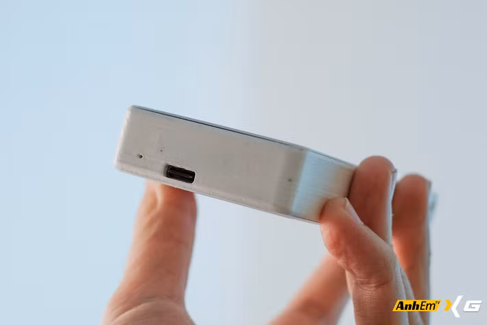 Toàn bộ phần khung máy được chế tạo bằng công nghệ in 3D ngay tại nhà, vì vậy sản phẩm vẫn mang nhiều dấu ấn của một dự án DIY với các đường lớp in, chi tiết hoàn thiện thủ công và một số hạn chế về thẩm mỹ, nhưng chính điều đó lại tạo nên nét khác biệt, thể hiện tinh thần sáng tạo và khả năng hiện thực hóa ý tưởng của một người trẻ yêu công nghệ.(Ảnh: AnhemTV)
