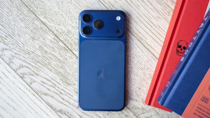 Apple iPhone 17 Pro Max: iPhone cao cấp nhất, màn hình 6,9 inch, camera mạnh mẽ, iOS 26 tùy chỉnh cao.