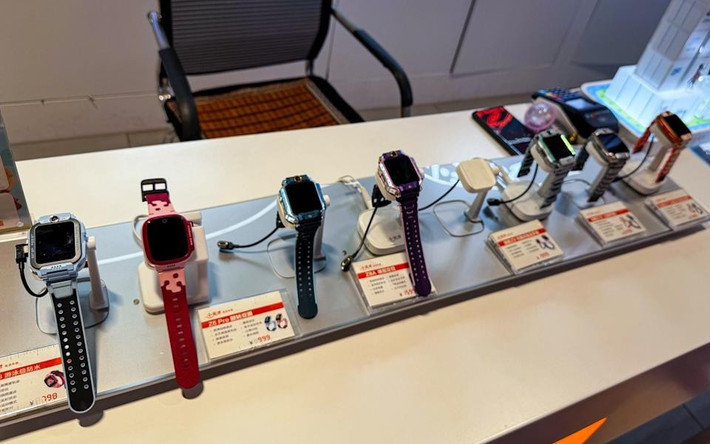 Áp lực khiến trẻ mua bot, bán tài khoản hoặc thuê dịch vụ giữ hoạt động để tăng “like”.