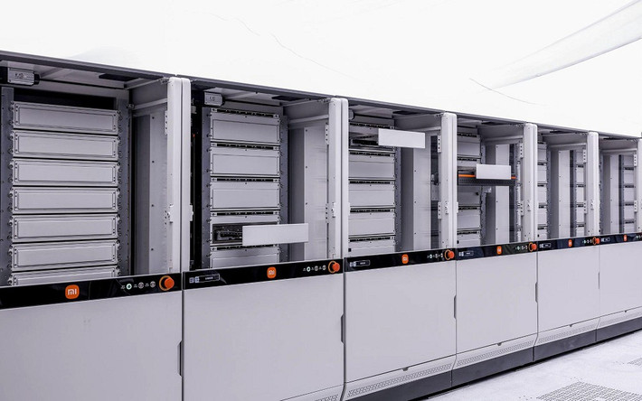 Toàn bộ quy trình từ xử lý bo mạch, lắp ráp, kiểm định đến đóng gói được tổ chức theo mô hình khép kín nhằm tối ưu tốc độ và chất lượng.