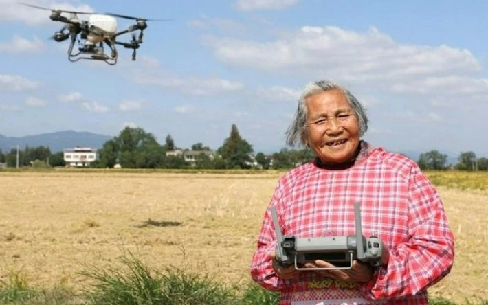 Bà Dai Shuying, 82 tuổi tại tỉnh An Huy, Trung Quốc, đang trở thành hiện tượng mạng với hình ảnh điều khiển drone phun phân trên cánh đồng rộng hàng chục hecta.