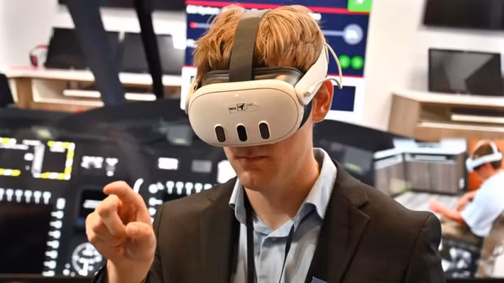 Phải tới khi Meta cùng nhiều hãng công nghệ lớn thúc đẩy làn sóng metaverse và kính Oculus Rift xuất hiện năm 2015, VR mới thực sự đạt tới mức trải nghiệm đủ tốt cho người dùng phổ thông nhờ phần cứng mạnh hơn và màn hình chất lượng cao hơn.