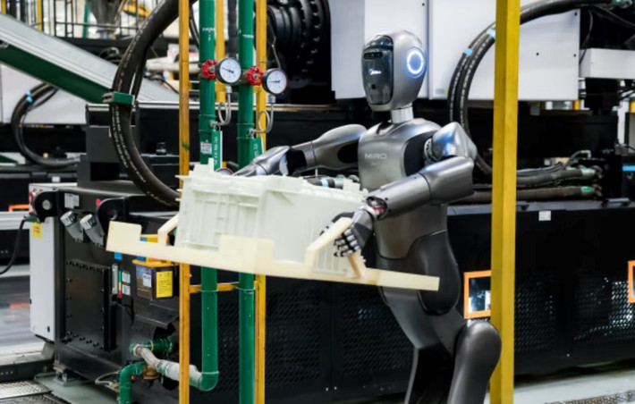 Hiện nhà máy chỉ cần 3 nhân viên giám sát, thời gian can thiệp của con người giảm mạnh nhờ AI.