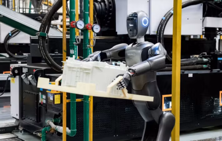 Hiện nhà máy chỉ cần 3 nhân viên giám sát, thời gian can thiệp của con người giảm mạnh nhờ AI.