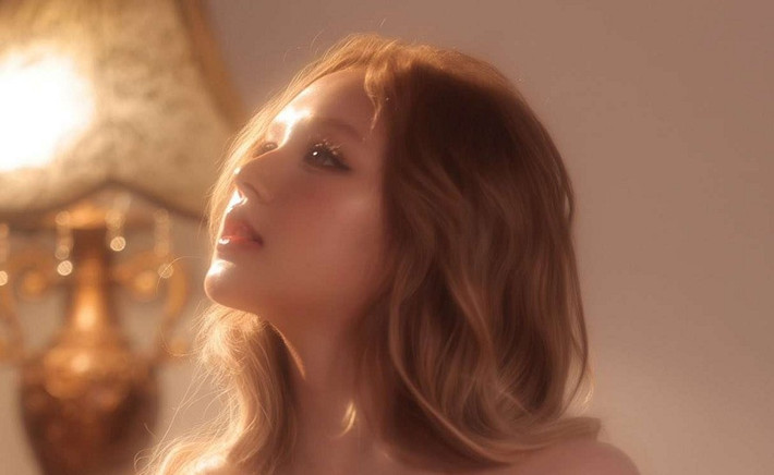 Bối cảnh ảnh sử dụng ánh sáng vàng ấm, tạo nên không gian mơ màng và lãng mạn.